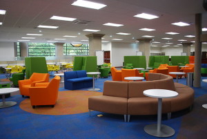 An example of a learning commons space. Learning commons are designed as social constructivist spaces that bring students together. By Thelmadatter (Own work) [CC BY-SA 4.0 (http://creativecommons.org/licenses/by-sa/4.0)], via Wikimedia Commons